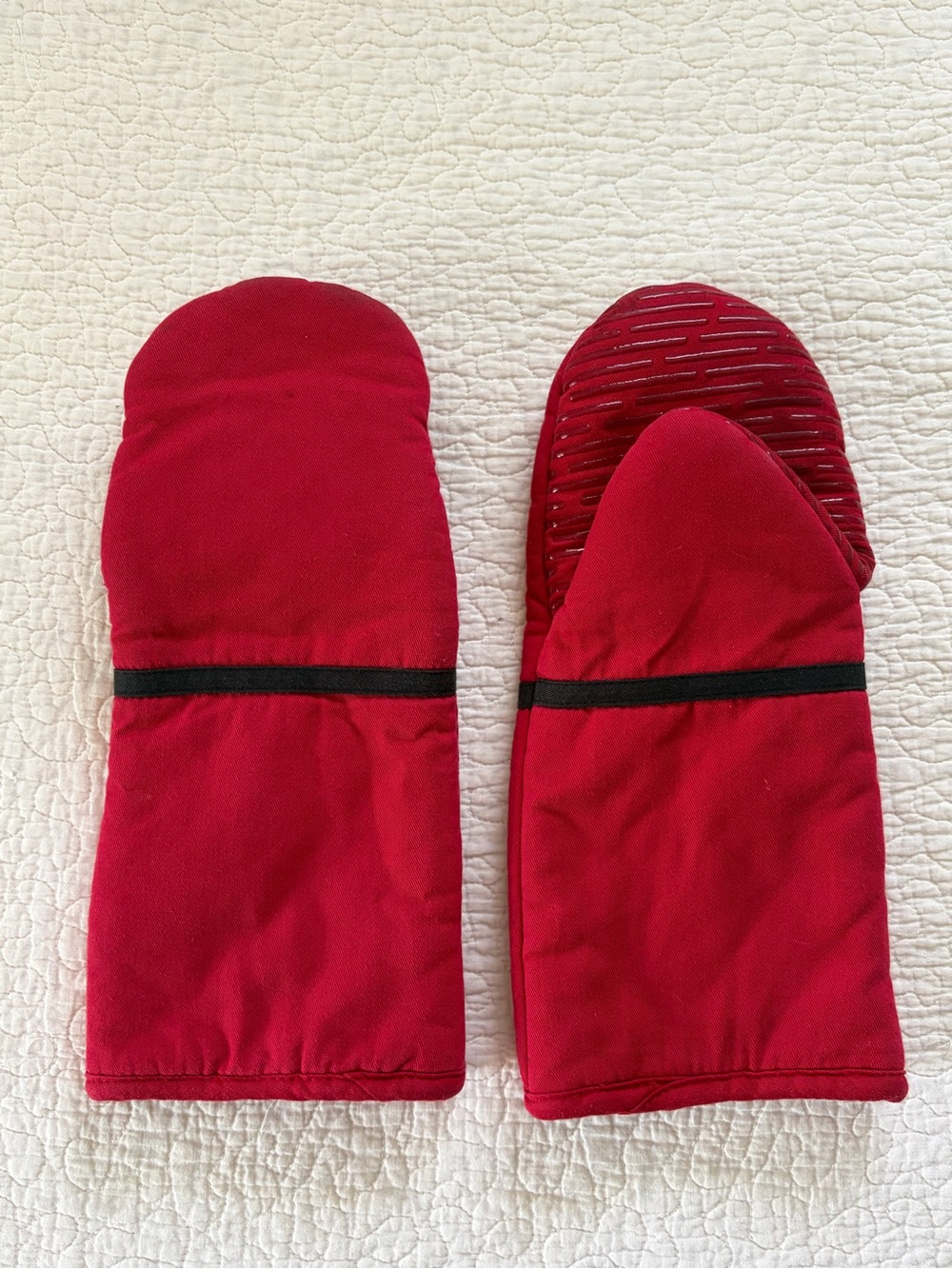 Chef’s Table Red Quilted Oven Mitt Set Pair Heat Resistant Cotton